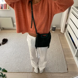 Mörkgrön maje väska M - Säljer min fina majeväska i mörkgrön som passar perfekt nu till hösten! Storlek M✨ Väskan är i mycket fint skick pga inte använd så mycket💗nypris på denna väska är 2300 kr så säljer till bra pris⚡️dustbag och kvitto medföljer! Kontakta vid frågor🙌🏼