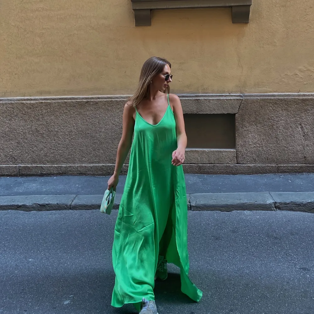 Säljer en helt fantastisk grön slipklänning köpt i Italien. Har använt endast 2 gånger. Köp innan jag ångrar mig🥲🥲   Nypris: 850. Klänningar.