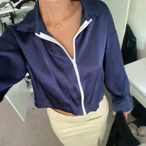 Kofta/jacka - En skitcool tunn jacka/kofta som är lite kroppad men ändå oversize. Jag har både använt den som en tröja och jacka. 