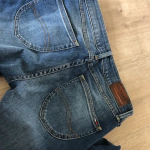 Hilfiger Denim - Jeans i jättefint skick