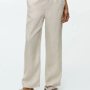 ARKET Linnebyxor storlek XS - Säljer mina knappt använda linnebyxor från ARKET i storlek XS. Slutsålda på hemsidan.  Mitt pris 500 kr