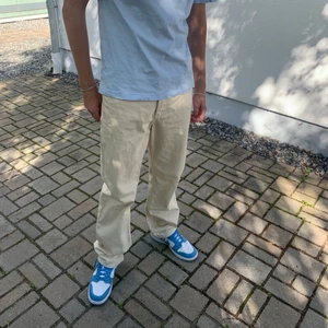 Beiga jeans - Beiga jeans från Junkyard, som nya. Original pris: 800