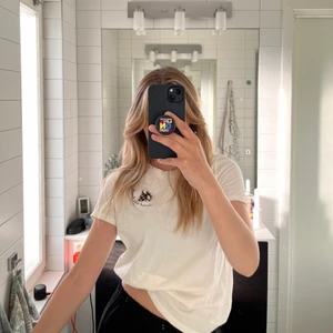 T shirt  - T-shirt med ett gullit broderi, stenar som är broderade som en humla 