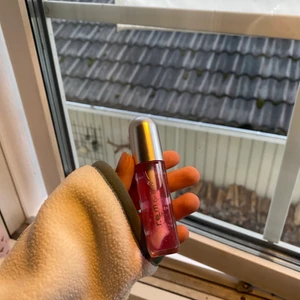 Rem lip oil - hej jag säljer den här rem beauty lip oil eftersom jag inte riktigt gillar hallon doften! den luktar såklart väldigt gott men jag får typ ont i magen av hallon lukter så måste tyvärr sälja den här💖 (använd cirka 5 gånger) frakten är ink! boxen medföljer