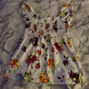 Volang topp - Blommig volang topp!❤️❤️❤️köptes i londonbor 