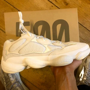 Yeezy 500 supermoon  - Äkta och oanvända yeezy 500 supermoon (DB2966) köpta från adidas confirmed. Finns i norrköping, frakt tillkommer.