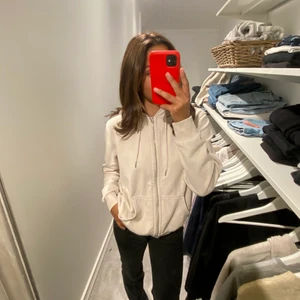 zip-up hoodie🤍🤍 - en ljusrosa superfin huvtröjor med dragkedja som är använd ca. 2-3 ggr, då den är som ny!💓 storleken är L men som ni kan se på bilderna så sitter den mer som en medium eller small då jag i vanliga fall brukar ha small!!