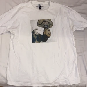 Ariana Grande - Jag säljer dena fina Ariana Grande tröja, storlek S men kan passa folk med storleken M, inte så använd🌺 skriv vid intresse