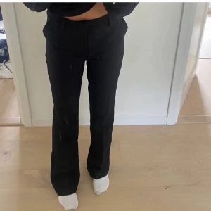 Svarta kostymbyxor  - Fina kostymbyxor från bik bok i storlek 34. Skriv privat för fler bilder. Köparen står för frakten❤️‍🔥 Lånade bilder