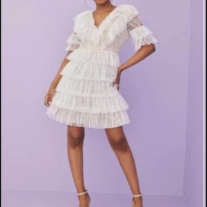 Studentklänning- by malina  - Säljer min fina studentklänning jag hade i år 2022. Klänningen är köpt på Nellys hemsida. Jag tyckte själv denna va perfekt för studenten, skön och sval. Nypris 2000 kr i strl S. Köparen står för frakten.