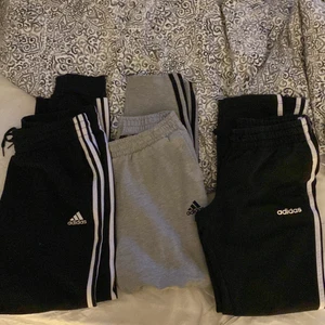 Adidas byxor  - jag säljer 3 mjukis byxor dom första till vänster är storlek M o har mudd nere vid fötterna o dom andra två ser man inte storleken men dom passar S o är raka längts ner som man ser på sista bilden. 80kr styck. GRÅA SÅLDA