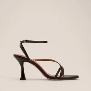 NA-KD, klackskor - Säljer nu mina så fina klackskor från NA-KD. Som bara kommit till användning 1 gång. Alltså i nytt skick.  Köparen står för frakt😇