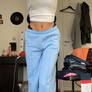 Mjukisbyxor  - Sköna mjukisbyxor från bikbok. Tyvär för korta för mig. Dom går å ha henne men också lätt att klä upp. Använda få gånger. Skriv för flyet bilder eller för frågor <3