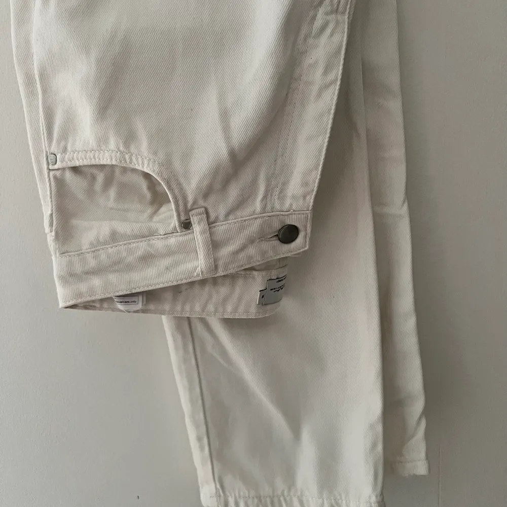 Vita raka jeans från Emma Ellingsens kollektion med NA-KD. Dam strl 38. Bra skick.☺️. Jeans & Byxor.