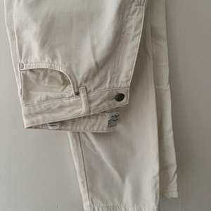 Vita raka jeans från Emma Ellingsens kollektion med NA-KD. Dam strl 38. Bra skick.☺️
