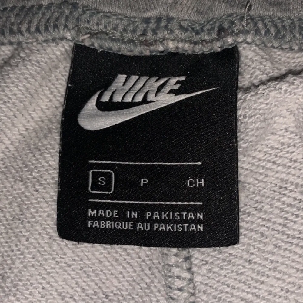 Säljer dessa gråa Nike byxor, köpa på jd för ca 450-500 kr , de är bekväma o inte mycket andvända, säljer de för de kommer inte till användning längre , säljer för 300 men priset kan diskuteras, kan ändast frakta o köparen står för frakten 🫶🏼. Jeans & Byxor.