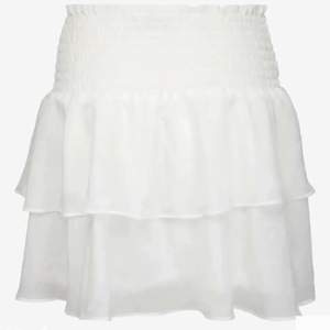 Säljer min vita volang kjol från chelsea, nypris 400. Aldrig använd!💓