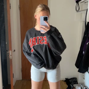 Sweatshirt  - Snygg sweatshirt från weekday. Inte använd på väldigt länge så tänker därav att den passar bättre hos någon annan. Super bra skick och den sitter oversized!