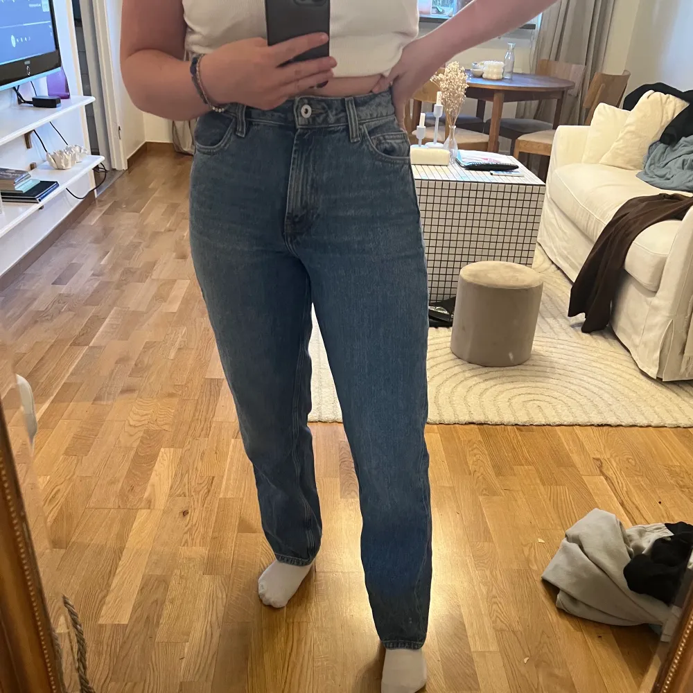 Jeans från asos i en rak modell. Supersnygga men är lite för små för mig. Är bara använda va 2 gånger.. Jeans & Byxor.