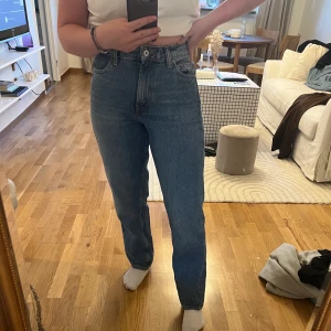 Raka jeans från asos - Jeans från asos i en rak modell. Supersnygga men är lite för små för mig. Är bara använda va 2 gånger.