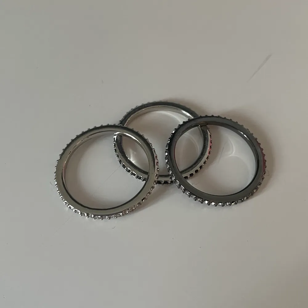 Ett set med tre separata ringar som man även kan ha som en enda tjock ring. Aldrig använd. Tror den är från Lindex men minns inte riktigt. Frakt 15kr (möts inte upp). Accessoarer.