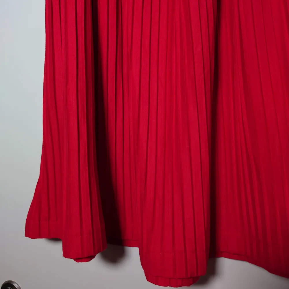 Röd, äldre, klockad kjol med resår. Märkt som 38/40 men är som en L🌻. Kjolar.