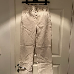 Jeans BIKBOK - Beiga jeans från bikbok strl. 25 (långa i benen) 100 kr + frakt