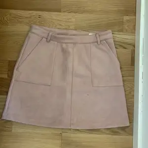 En rosalila kjol från Lindex med fickor. Storlek: 146/152 10-12 år