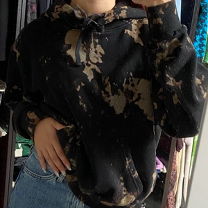 Blekt hoodie  - Svart hoodie som jag blekt själv! Hoodien är från hm i storlek xs, säljer för 59kr + frakt 🚚! Skriv vid intresse eller frågor! 