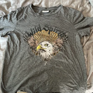 T-shit från Vila  - Grå T-shirt från Vila stl Xs