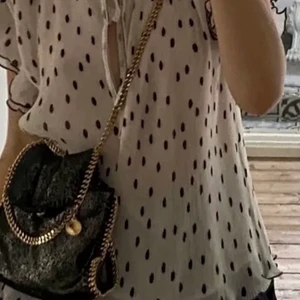 Blus  - Intressekoll på denna blus från ganni hör av dig vid frågor ❤️💞lånade bilder