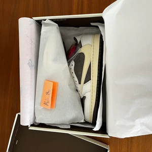 travis scott x air jordan 1 low og reverse mocha - Säljer senaste Travis Scott 1’s low, helt orörda. Deadstock, Storlek 40 EU male (passar givetvis kvinnor också). Budgivning startar på 9500 och BIN ligger på 15000. Hör av i pm vid intresse!