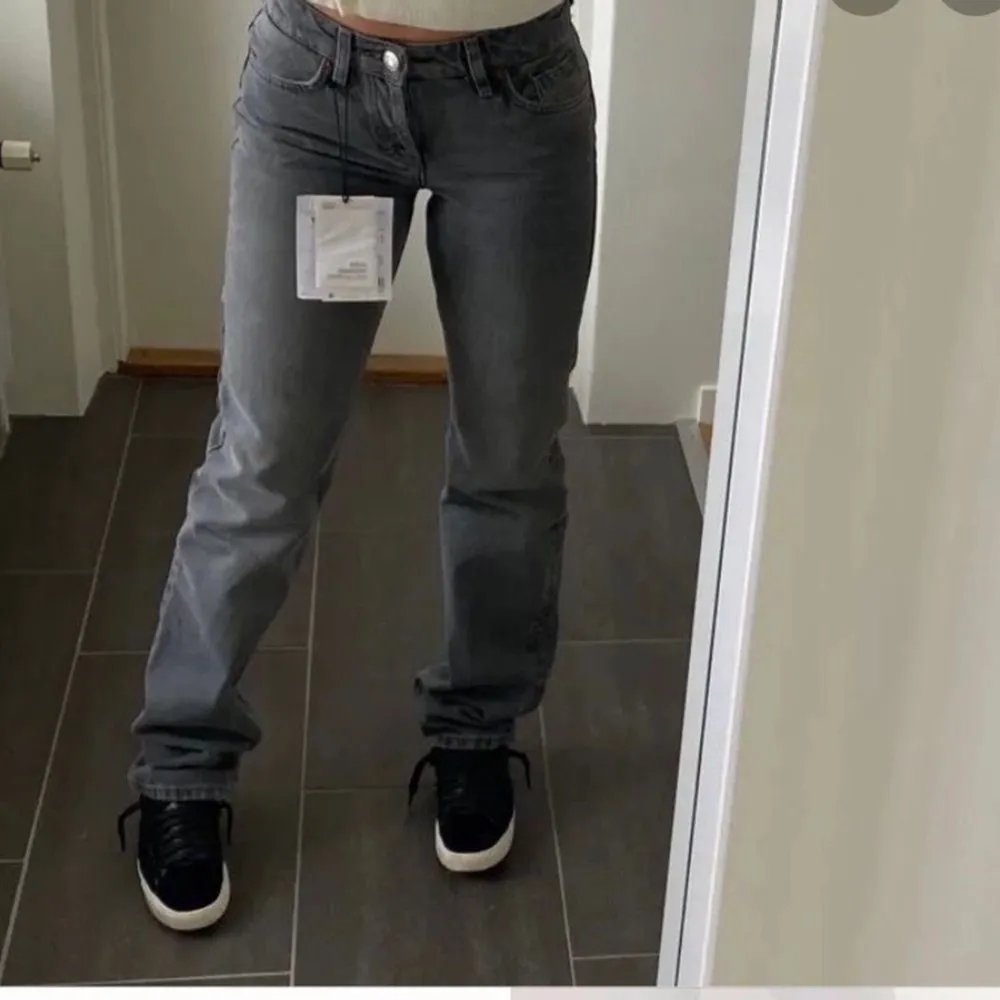 Säljer mina lågmidjade gråa straight leg jeans från zara i stl 32. Jeans & Byxor.