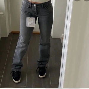 Lågmidjade zara jeans - Säljer mina lågmidjade gråa straight leg jeans från zara i stl 32