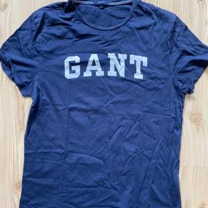 Gant t-shirt i storlek XL men den passar mig som är L