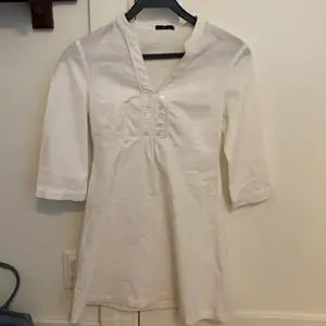 Skitfin vit klänning! Sitter tyvärr för tajt på mig därav säljer jag den. Kan användas till mycket eftersom den är rätt basic:))