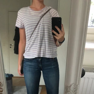 T-Shirt - Säljer nu denna jättefina lila randiga t-shirten ifrån Monki!😍 Är i storlek XS och är i fint skick🥰 Köptes för 199kr men säljer för 50kr+frakt!🤩🙌