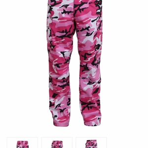 Original rothco byxor två par - Säljer mina rothoc camo byxer då dom inte används, använda inte mer än en gång så super bra skick, original priset för rothco camo byxor är 499 men kan släppa dom för 300st🥰 det är både dom blå och dom rosa byxorna jag säljer så dm för fler bilder 