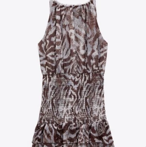 Zara klänning 💘 - En jätte populär zara klänning som har zebra mönster, jätte fin och varierande klänning som man kan klä upp och klä ner💘 original pris 499kr 