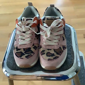 Sneakers från Scotch & Soda - Ursnygga nästan oanvända sneakers från Scotch & Soda, strl 37. Säljer för att jag fått artros i tån och skorna klämmer på min tå! Nypris 1500