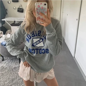 Sweatshirt  - Bra skick och om du har någon fråga är det bara att skriva🫶🏻 (bilder lånade från tjejen jag köpte tröjan av) 