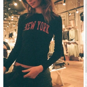 Brandy Melville  - Jättesnygg och skön tröja med tryck. Använd 2gg⭐️✨Skriv om ni vill ha fler bilder