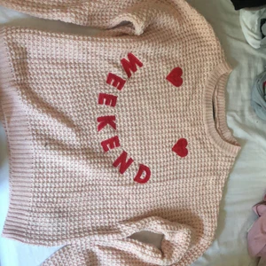 Stickad tröja  - En fin stickad tröja som jag inte har någon användning för längre  Den är rosa stickad med två röda hjärtan och en text som man kan se på bilden  Tröjan kan fraktas men du som köper står för frakten =39kr 