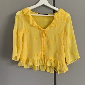 Gul topp med broderade blommor - Storlek S