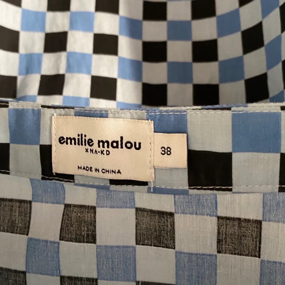 En superfin volangkjol från Emelie Malous kollektion för NA-KD. Kjolen är i storlek 38 men skulle även funka som en lågmidjad kjol på en mindre storlek. Sparsamt använd! 💞. Hameet.