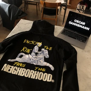 Cactus Jack for Neighborhood Carousel Hoodie - Oanvänd hoodie, Size (M) sitter som en M men passar även på en L om man gillar lite tightare fit.   Kan mötas upp i Stockholm Innerstad. Kan även skickas 📬  Mvh / Oscar Dannemann