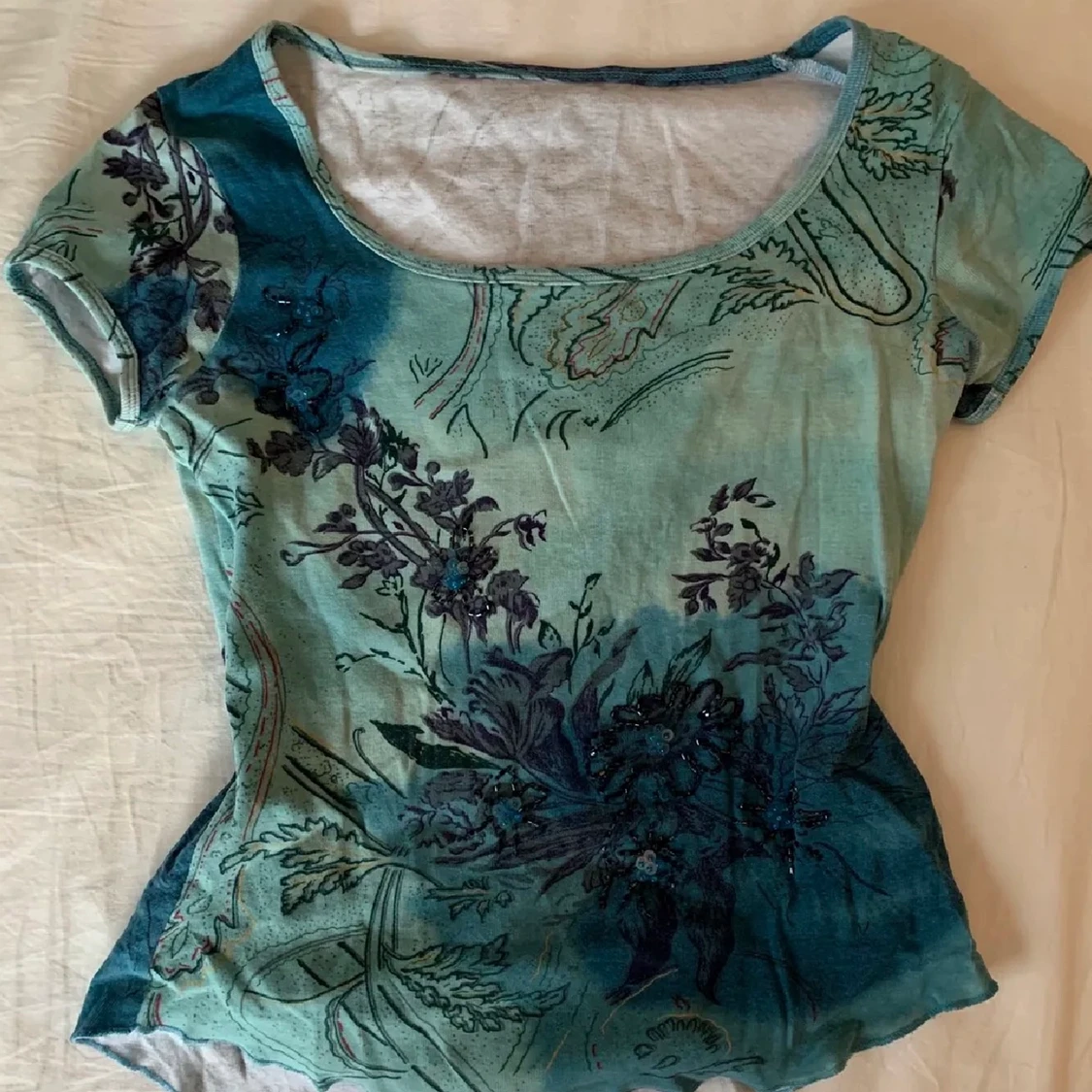 Blå tröja med detaljer!