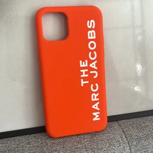 Mobilskal från THE MARC JACOBS - Ett så otroligt coolt och snyggt mobil skal från THE MARC JACOBS, inte andvänt många gånger och ser ut som nytt. Så fin färg som passar så bra för att piffa upp en tråkig outfit. För en iPhone 11 PRO. Köpt för 420kr.