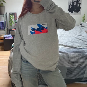 Sweatshirt - Grå sweatshirt med tryck från scotch&soda, knappt använd, storlek S, säljer för 90kr + frakt 🚚! Skriv vid intresse eller frågor!