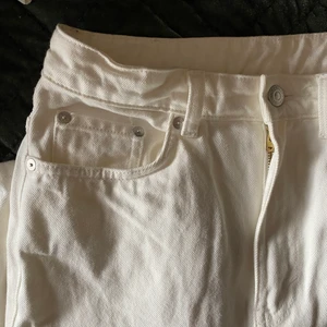 Jeans  - Jeans från weekday i modellen rowe extra high. Beige/vita i färgen. 100 kr + frakt💕